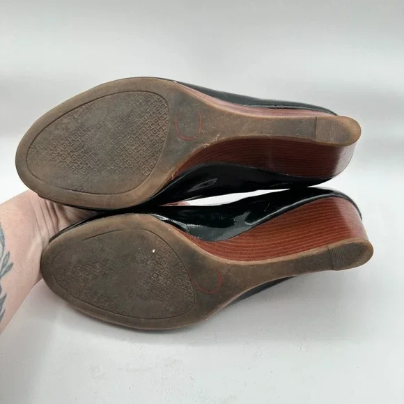 Tory Burch Lowell Wedge Heels Womens 7M Black Patent Leather Peep Toe Luxury CEO - Picture 8 of 10